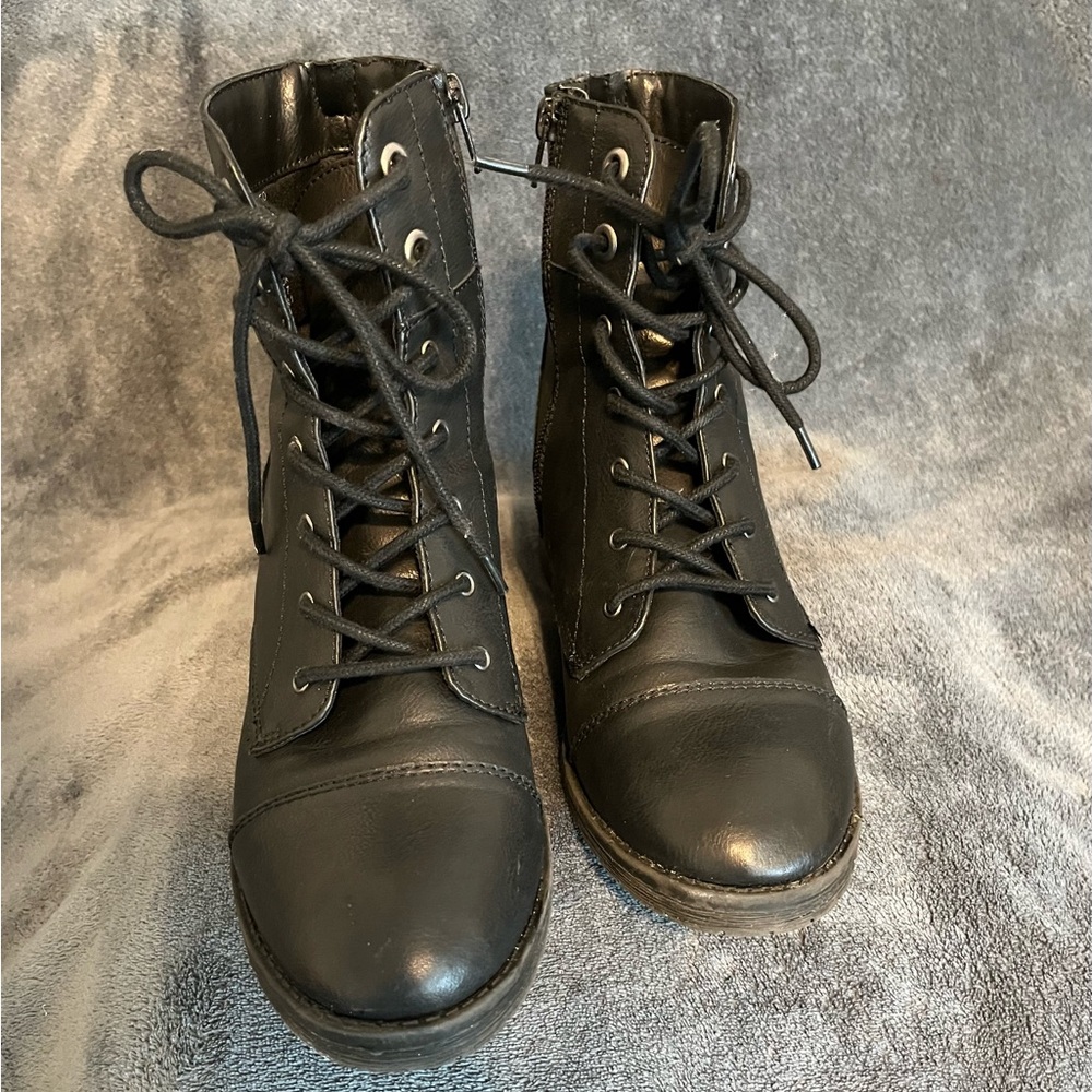 SO women”s black boots